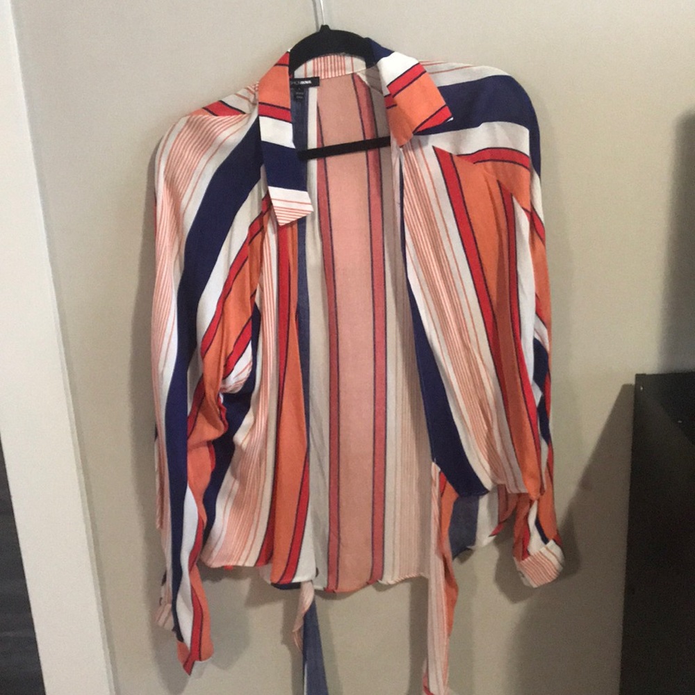 Long sleeve, tie in the front